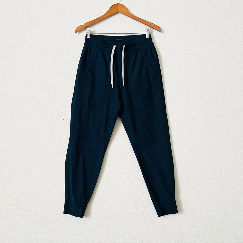 Vuori Men’s SMALL Meta 26” pocketed joggers in navy blue